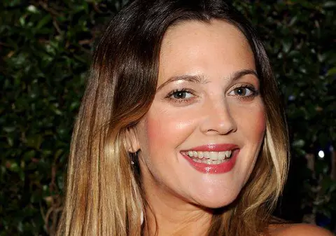 Drew Barrymore, nevoită să renunţe la cele 6 tatuaje pe care le are. Află motivul!