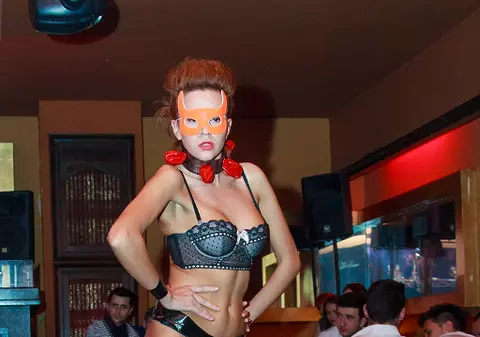 INEDIT: CORNIŢE pe PANTOFI, în cadrul unei PREZENTĂRI DE MODĂ dintr-un club din România