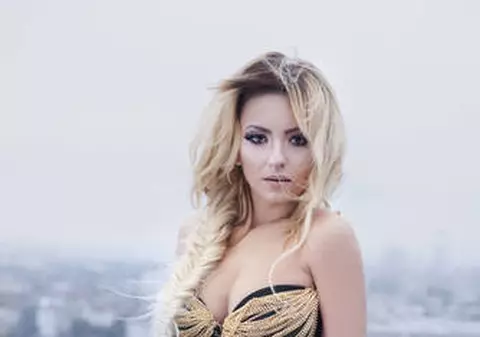 Uite ce abdomen cu pătrăţele are Giulia Anghelescu, la 8 luni după naştere | FOTO ÎN ARTICOL