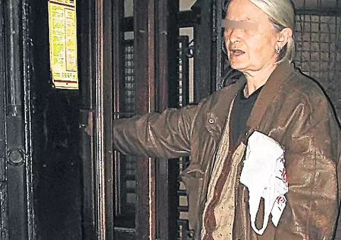 Frate şi soră de 13 şi 14 ani au fugit cu cerceii unei pensionare