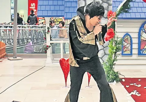 Elvis aranjează căsătorii, dar şi divorţuri