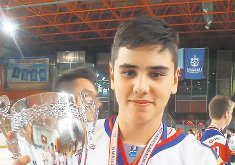 Dana, mama lui Cosmin Marinescu, hocheistul bătut la Miercurea-Ciuc, în 2011: "S-a împăcat cu agresorii!"