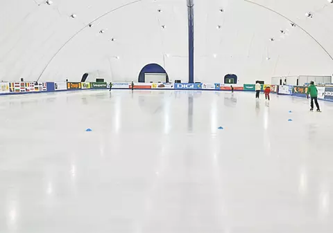 Noul patinoar din Poiana Brașov, realizat în 35 de zile, cu 3.000.000 de lei