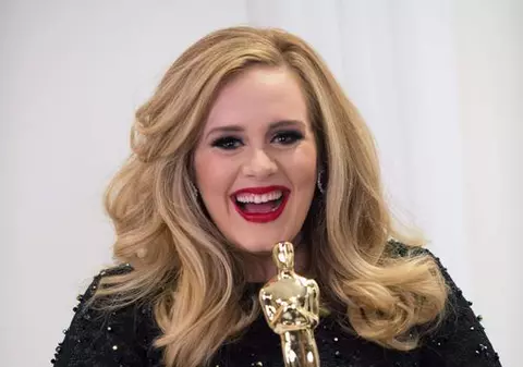 Adele a sărbătorit câştigarea primului ei Oscar la... FAST-FOOD!