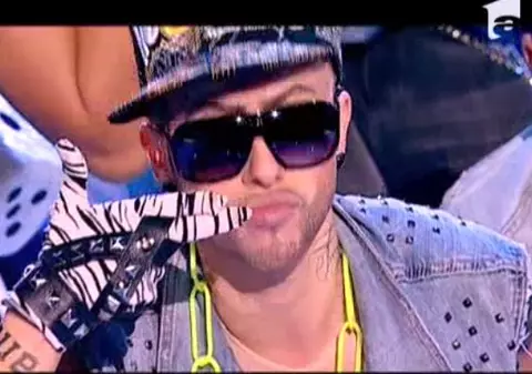 TRANSFORMARE TOTALĂ! O cântăreață celebră de la noi, sosia lui Alex Velea. Pariu că nu știi cine e? | FOTO