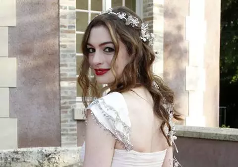 Anne Hathaway, actriţa cu cea mai stilată vestimentaţie