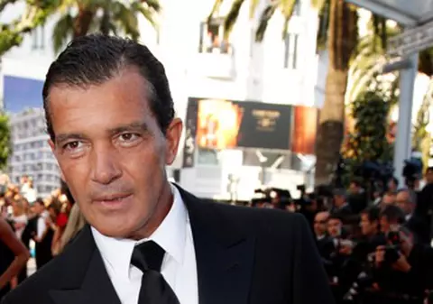 La 52 de ani, Antonio Banderas se menţine în formă cu YOGA. Vezi ce DIETĂ urmează!
