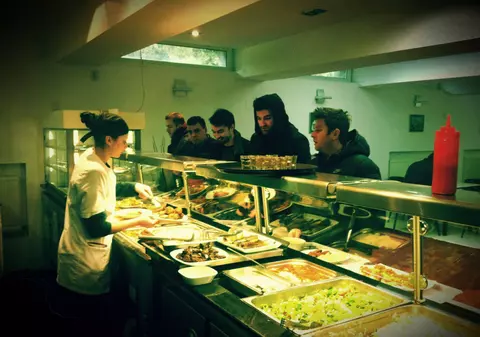 Fără fiţe! Smiley şi Pavel Bartoş mănâncă de la cantină. Uite cum stau la coadă la "împinge tava" | FOTO