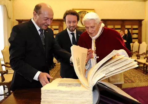 Vezi ce cadou a primit Băse de la Papa Benedict