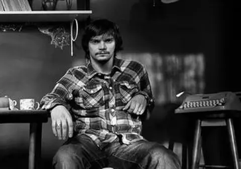 Acum câţiva ani îi fredonai versurile amuzante, acum îl vezi pe scenă cântând rock. ÎŢI MAI AMINTEŞTI DE EL?