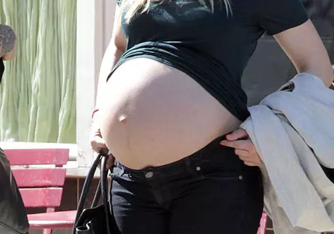 Vedeta care îşi arată BURTA de GRAVIDĂ în plină stradă. Cum ți se pare gestul ei? | FOTO