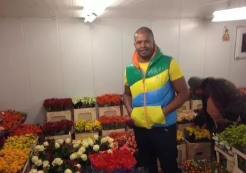 Nu știi ce cadou să-i cumperi iubitei de Ziua Îndrăgostiților? Cabral îți spune de unde să iei flori frumoase cu 2 lei 