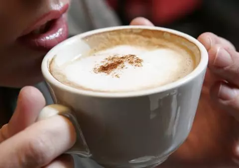 Facebook-ul şi cafeaua merg mână în mână la români