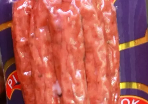 Uite ce a găsit un britanic într-un pachet de cârnaţi cumpărat din supermarket!