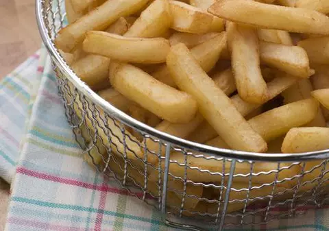 Cartofii prăjiţi cresc riscul apariţiei cancerului la prostată cu 30-37%