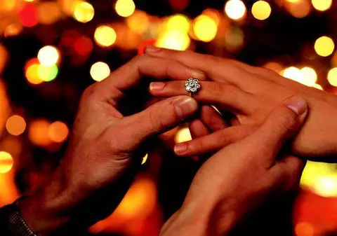 Un fizician şi-a cerut iubita în căsătorie cu ajutorul unei lucrări ştiinţifice | FOTO