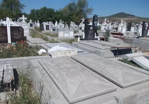 Directorul juridic al Cimitirelor a fost arestat la domiciliu. Angajatul Primăriei este cercetat pentru trafic de influență