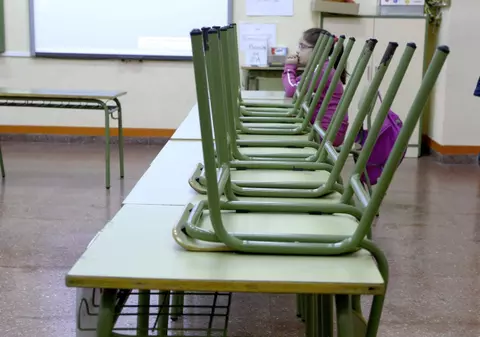 Profesor de la o școală specială, bătut cu un scaun de doi frați hipoacuzici