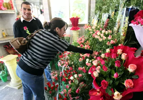 A dispărut romantismul? Florăresele se plâng că bărbaţii nu s-au îngrămădit să le facă vânzare de Sfântul Valentin!
