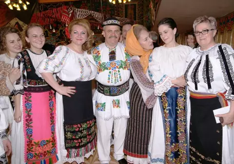 Irina Loghin şi Sofia Vicoveanca i-au cântat deputatului care face viori, Vasile Gliga. Vezi aici cu ce ocazie!