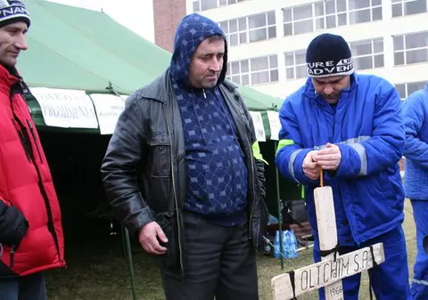 Greviştii de la Oltchim, tot mai puţini în a patra zi de proteste