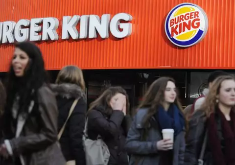 Ce ruşine! Hackerii au spart contul "Burger King" şi au pus sigla "McDonalds"