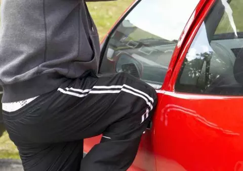 Un hoț din Constanța a ajuns la urgență, înjunghiat de un... coleg de breaslă 