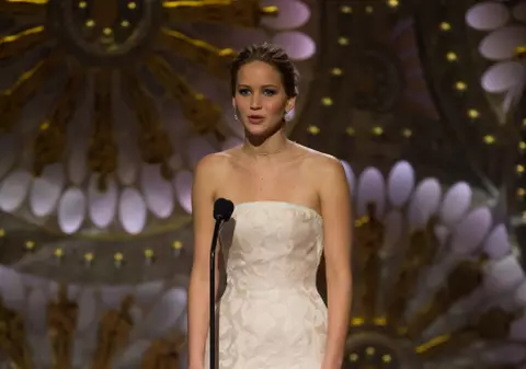 MOMENT PENIBIL LA OSCAR! Jennifer Lawrence A CĂZUT PE SCĂRI, în drum spre scenă | VIDEO