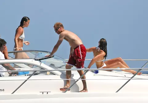 UN NOU SCANDAL! Fotografii INDECENTE cu Kate Middleton şi Pippa, pe plajă