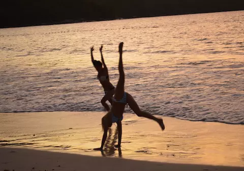 Adela Popescu și Laura Cosoi, NEMACHIATE, CIUFULITE, dar FERICITE la PLAJĂ! Care îți place mai mult?  FOTO