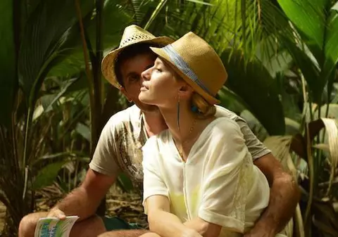 Laura Cosoi a dezvăluit totul despre ÎNCEPUTUL RELAŢIEI cu NOUL IUBIT!