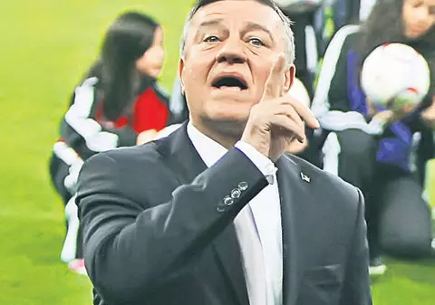 Mircea Sandu a dat în mintea copiilor! Uite-l cu DIADEMĂ de PRINȚESĂ pe CAP! FOTO ÎN ARTICOL