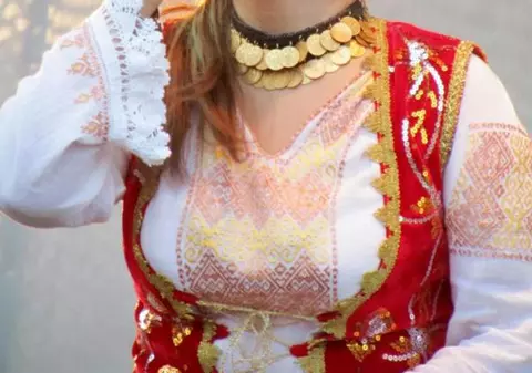 O cunoscută cântăreaţă de muzică populară, ATACATĂ  şi JEFUITĂ CU CUŢITUL LA GÂT în PLINĂ STRADĂ!