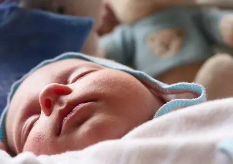 Percheziții la ”fabrica de copii” care exploata studente sărace