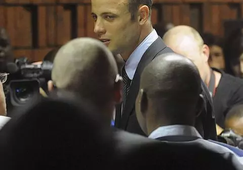 Unchiul atletului Pistorius: "Oscar este ameţit de şoc şi de durere"