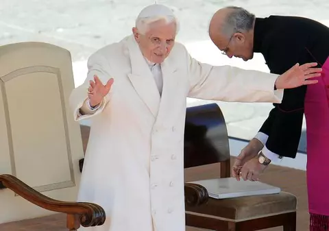 Odată cu demisia, Papa a renunțat şi la artificiul vestimentar care l-a transformat într-un star al modei: PANTOFII ROȘII