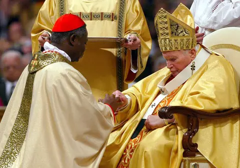 CINE VA LUA LOCUL PAPEI? Află cine sunt favoriţii!