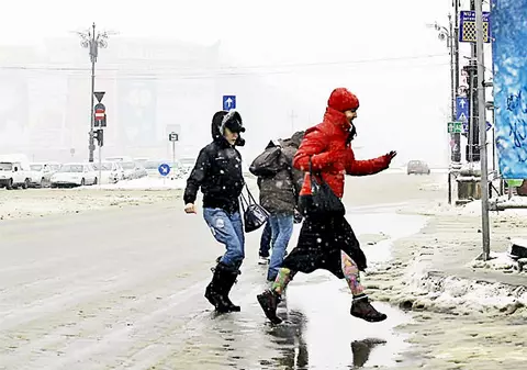 Nu scăpăm de ploaie, lapoviţă şi vânt! Vom avea vreme mohorâtă până la sfârşitul săptămânii