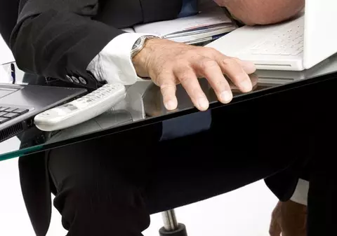 UIMITOR! Ce se întâmplă când un angajat merge RĂCIT la muncă