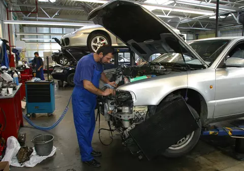 Şoferii care-şi duc maşinile în service vor putea supraveghea reparaţiile