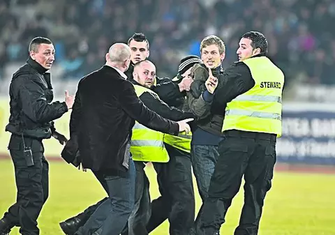 Am cheltuit o avere pentru stadioane, dar nu putem să le păzim!