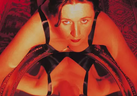 SUPERSTIŢII, BLESTEME ŞI MORŢI! Ce se ascunde într-o oglindă găsită la gunoi