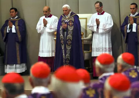 Viitorul papă are deja hainele pregătite. Vezi de ce s-au confecţionat 3 RÂNDURI de ÎMBRĂCĂMINTE!