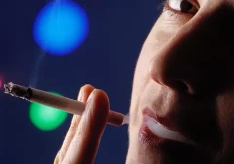 DETALIUL URÂT care te poate convinge SĂ TE LAŞI DE FUMAT!