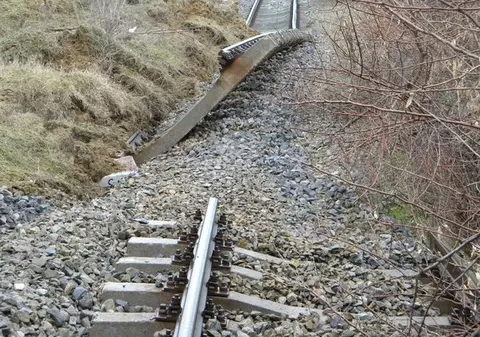 Trenuri blocate la Galaţi din cauza alunecărilor