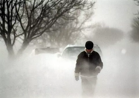Ninsori şi vânt puternic în mai multe zone din ţară
