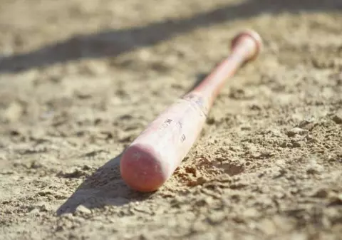 Și-a bătut bunica cu bâta pentru 1.000 de lei