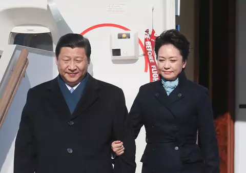 Eleganţa soţiei preşedintelui Chinei face furori pe internet! Vezi cât a ajuns să coste un palton asemănător cu al ei! FOTO