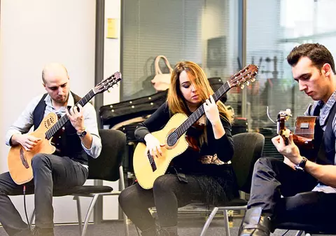 Fraţii de la Trio Zamfirescu cântă la chitare cu cristale Swarovski în valoare de 16.000 € 