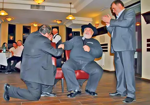 Ilie Micolov, autorul piesei «Dragoste la prima vedere», nu mai poate cânta decât aşezat pe scaun